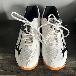 Men's White and Black Athletic Shoes with Orange Soles Size 8.5